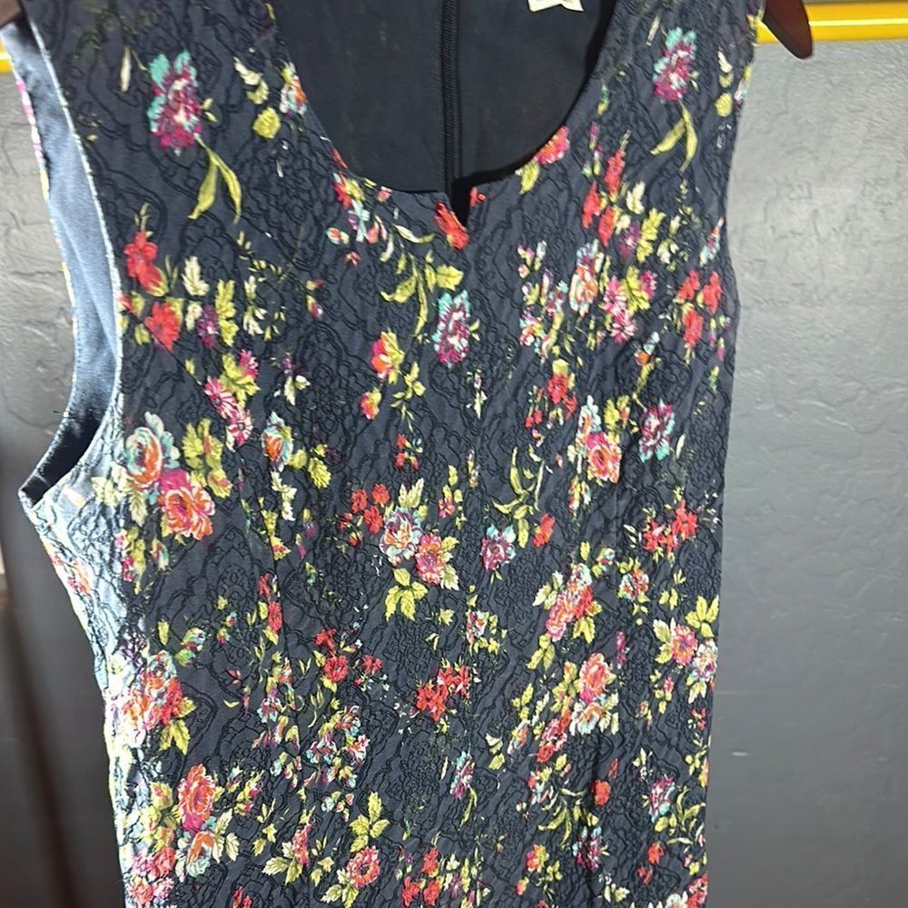 Blue Floral Sheath Dress with Sleeveless Design for Casual Occasions - Picture 4 of 9